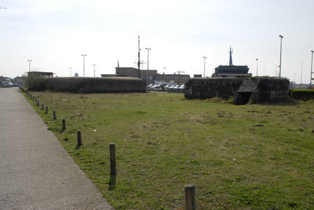 R 633 und VF-Unterstand am Hafen