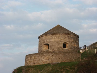 Wachturm oberhalb des Hafens von Port-en-Bessin